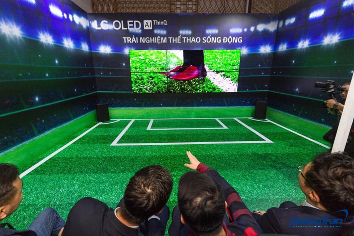 Khách tham dự trải nghiệm dịch vụ màn hình ghép OLED mới nhất của Hoàng Trần Event